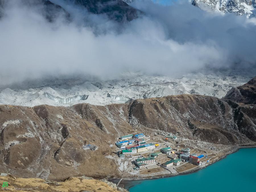 ភូមិ Gokyo និង Ngozumpa Glacier មើលពីលើ ភ្នំ Gokyo Ri