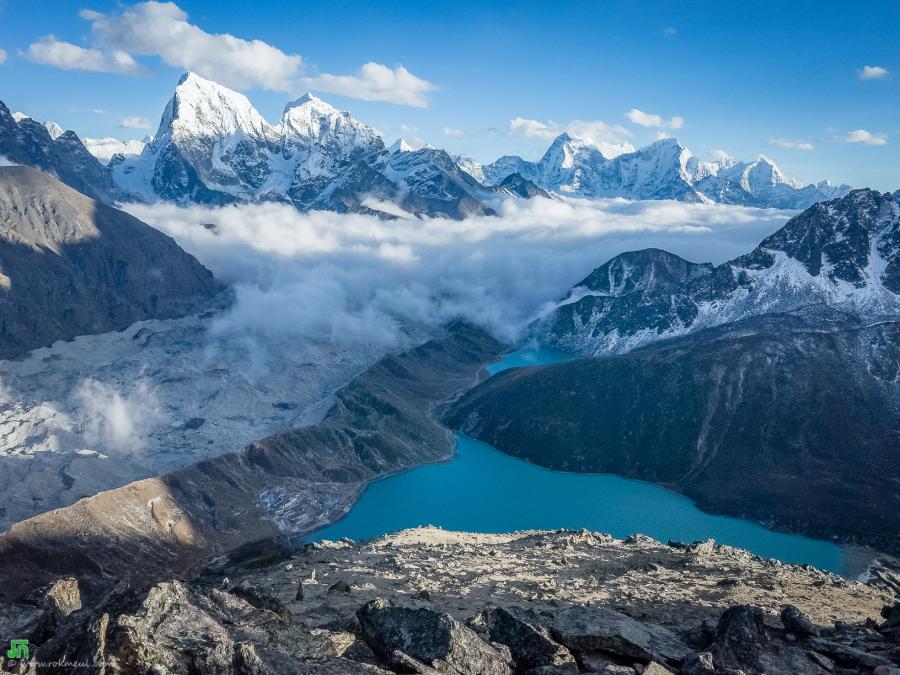 ភូមិ Gokyo និង Ngozumpa Glacier មើលពីលើ ភ្នំ Gokyo Ri