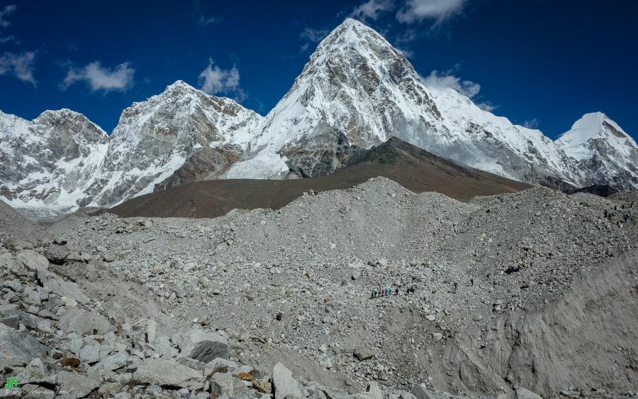 Pumori Alt. 7138m, នៅខាងក្រោមចំពីមុខ Pumori គឺ Kala Pattar Alt. 5554m