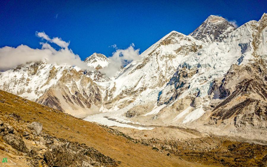 The highest peak is the Everest, Alt. 8848m