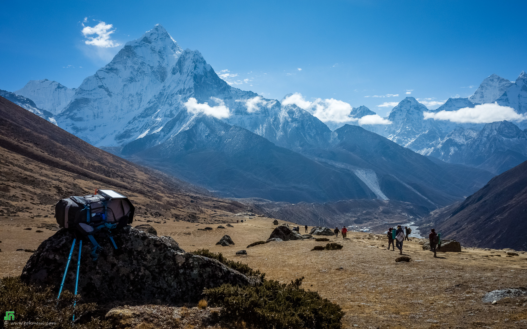 នៅតាមផ្លូវ ទៅ Loboche